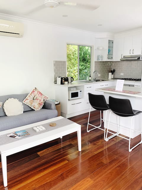 Successful Airbnb property: Light-filled 1-bed Apartment up in the Palm Trees in Townsville City