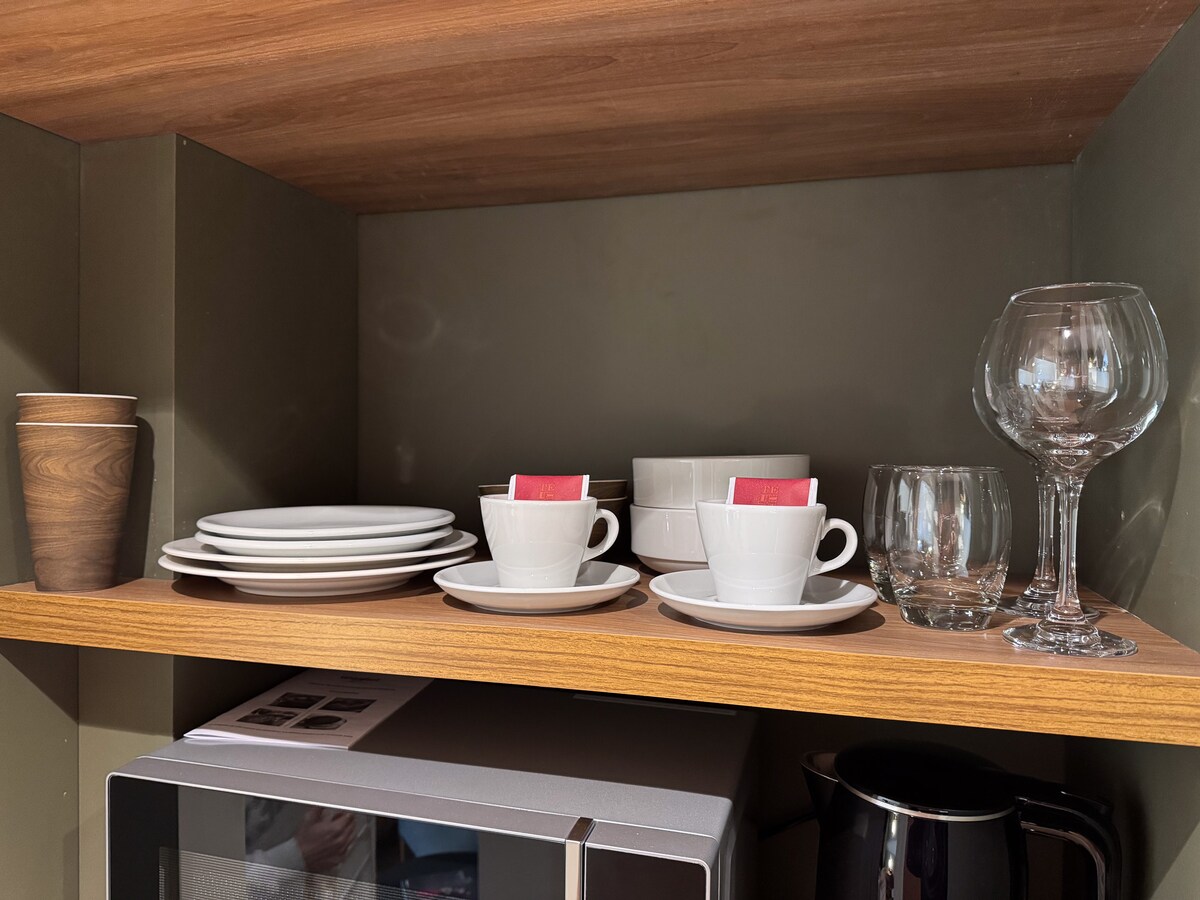 Estudio con kitchenette y vista urbana
