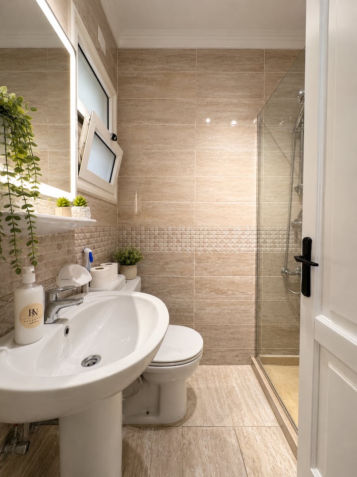 Sky 2 BDR 2 Baths Apt In Rehab City: Full bathroom 2