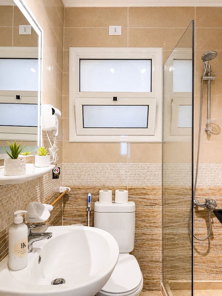 Sky 2 BDR 2 Baths Apt In Rehab City: Full bathroom 1