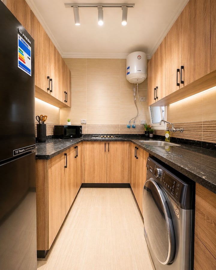Sky 2 BDR 2 Baths Apt In Rehab City: Full kitchen