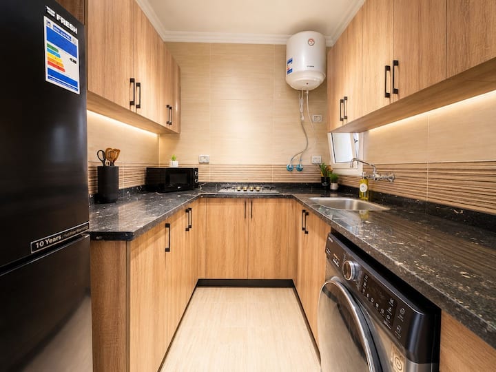 Sky 2 BDR 2 Baths Apt In Rehab City: Full kitchen