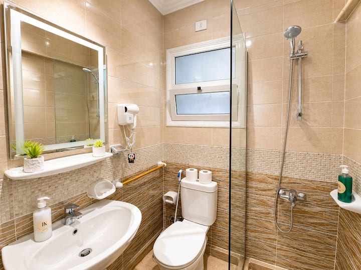 Sky 2 BDR 2 Baths Apt In Rehab City: Full bathroom 1