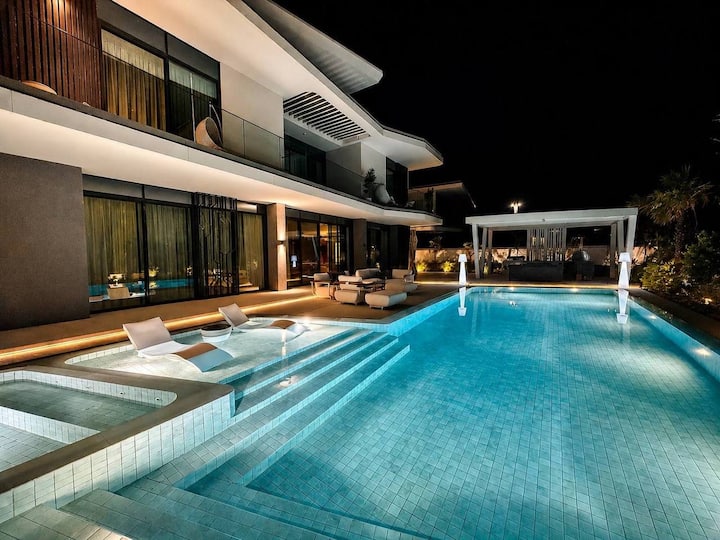 6br Lamborghini Luxury Villa | Cinema, Spa & Pool - Dubai