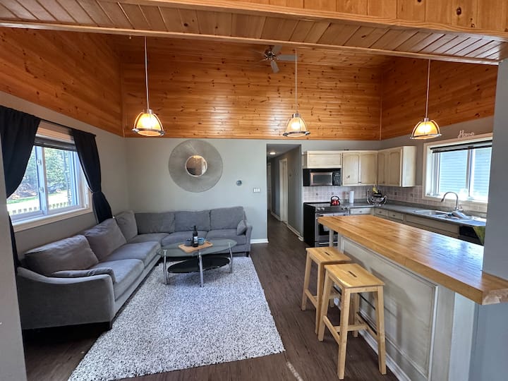 Cozy Cottage With A Remarkable View - Port Hope