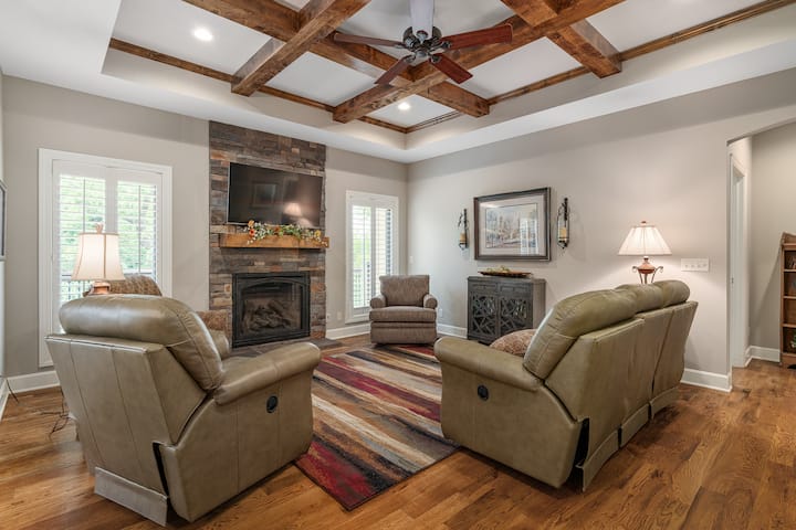 Hilltop Hideaway - Kansas City