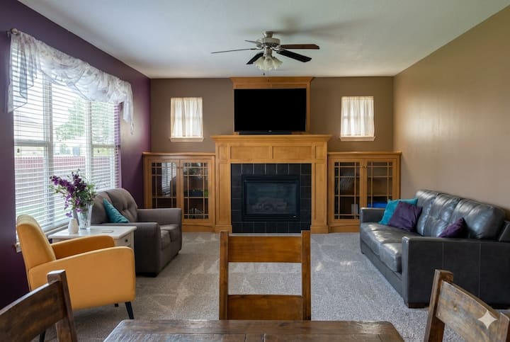 Modern 6br West Des Moines Home With Outdoor Oasis - West Des Moines, IA