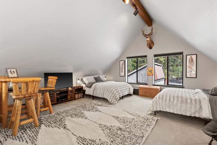 Upstairs open loft with 2 full beds.