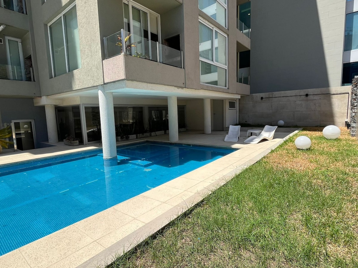 Studio con balcón y pileta