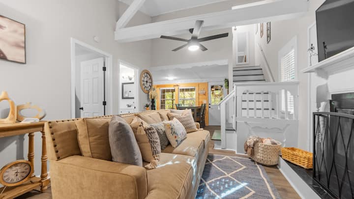 Cozy Creekside Relaxation - Cleveland, GA