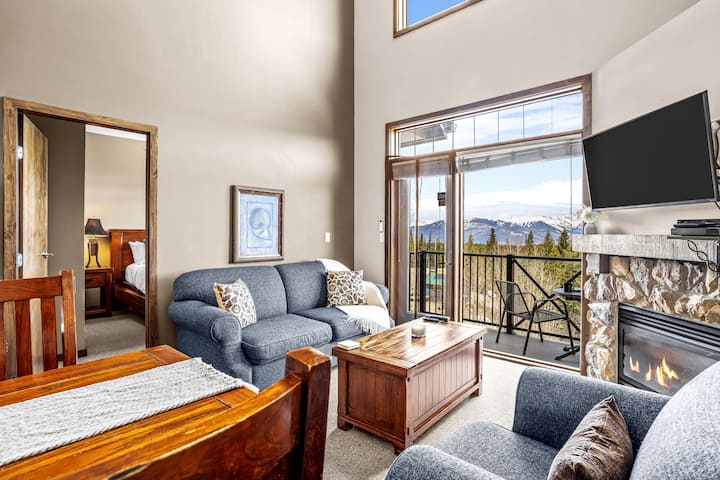 Ski-in/out Loft+studio| Hot Tub Access | Sleeps 8! - Golden