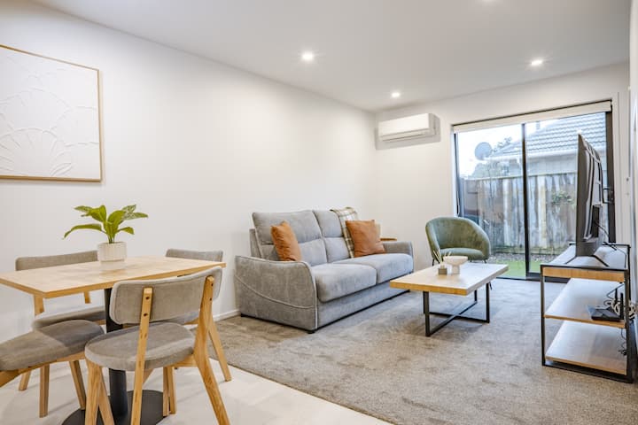 Contemporary 2br Townhouse In Fairfield - Lower Hutt