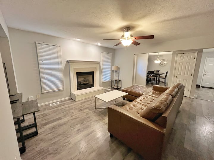 East Side Luxury Retreat 3br/3ba - Bloomington, IL