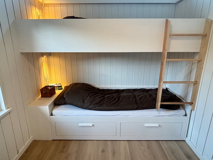 Chambre 4. 
Chambre confortable meublée d'un lit superposé (80 x 200 cm) et d'un rangement pratique pour les vêtements dans les deux tiroirs spacieux du lit. 
La chambre est équipée de rideaux occultants.