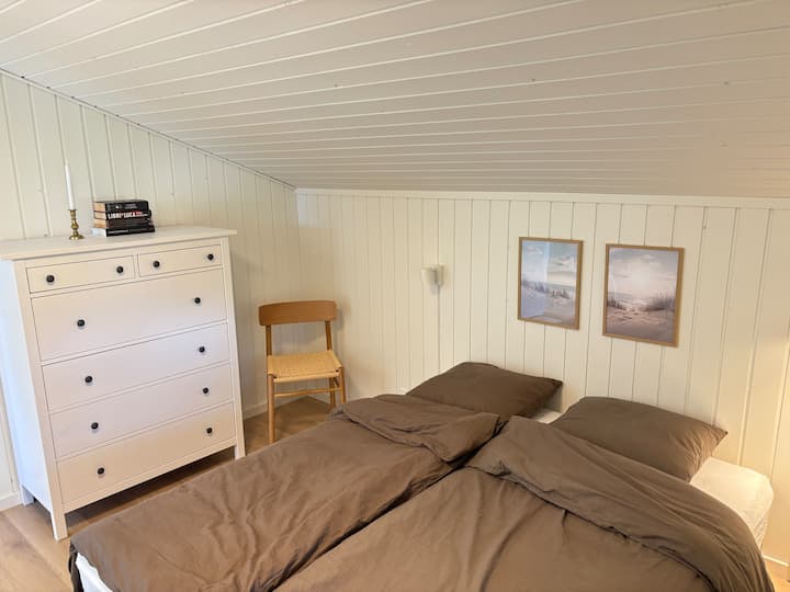 Chambre 2 (lit 160 x 200). 
Commode avec de grands tiroirs. De la chambre, il y a un accès direct à l'avant du chalet par la porte-fenêtre.
La chambre est équipée de rideaux occultants.