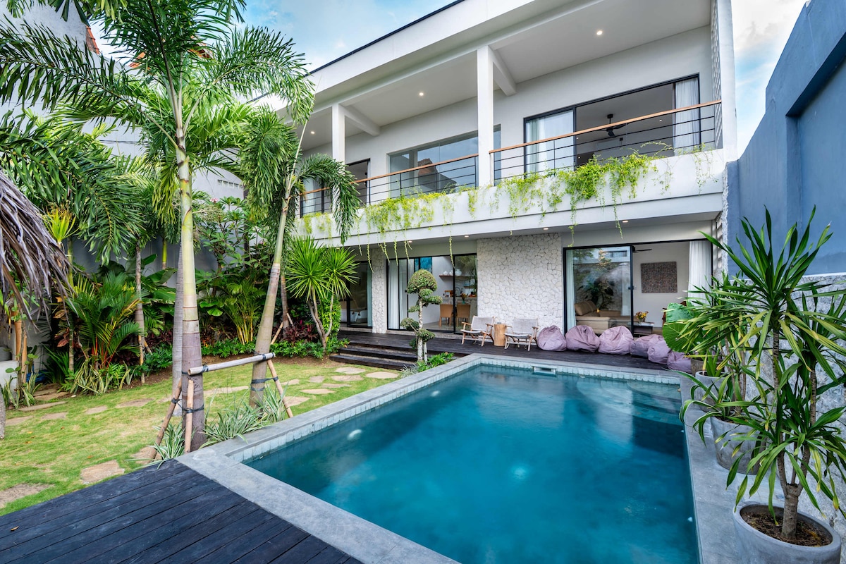 Villa in South Kuta · ★New · 3 bedrooms · 3 beds · 3.5 private baths รายการ Airbnb เปรียบเทียบ