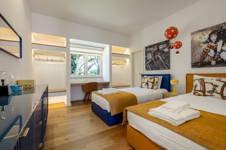 Bright bedroom with two single beds, en-suite bathroom and access to Bedroom 5. Excellent option for families, especially with young children.