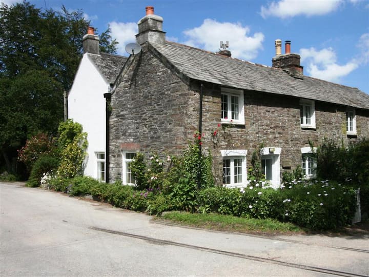 Hollyhocks Cottage, On The Camel Trail - Bodmin
