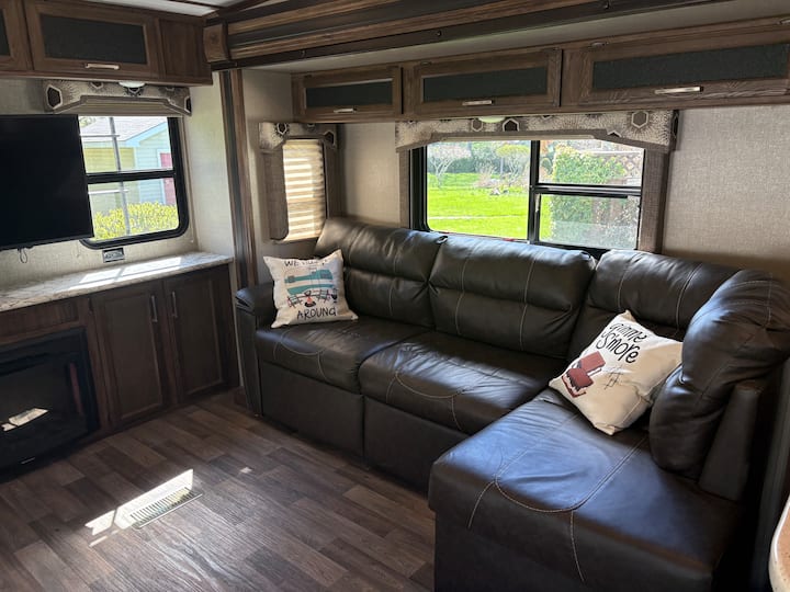 Beautifully 32 Foot Fifthwheel Rv - Sauble Beach