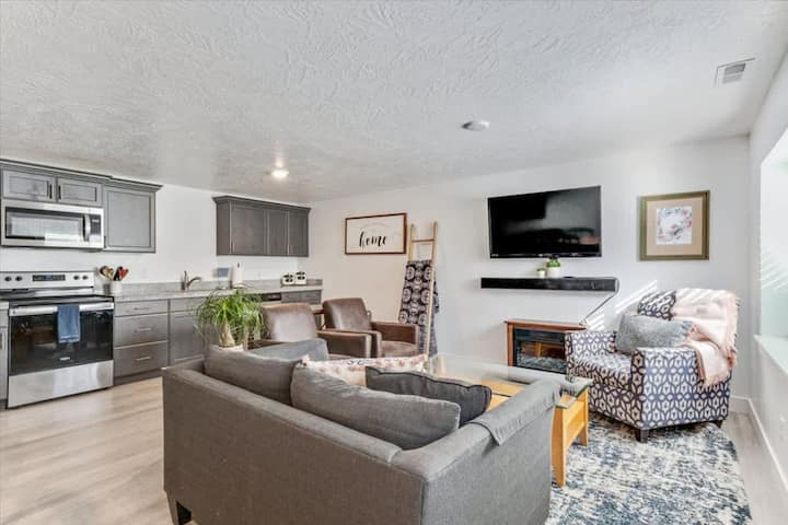 Cozy 2br Retreat | Pets Welcome| Waffles Too! - 普若佛