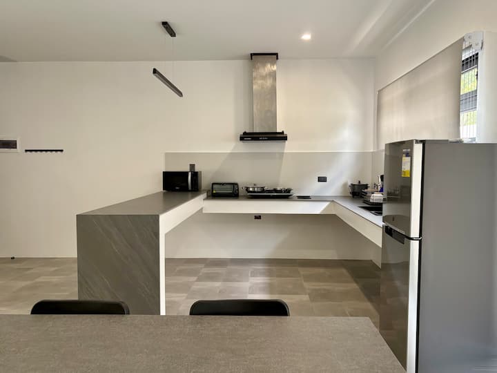 Premier Studio 2 -Kitchen Wifi Netflix Pool Access - Lipa