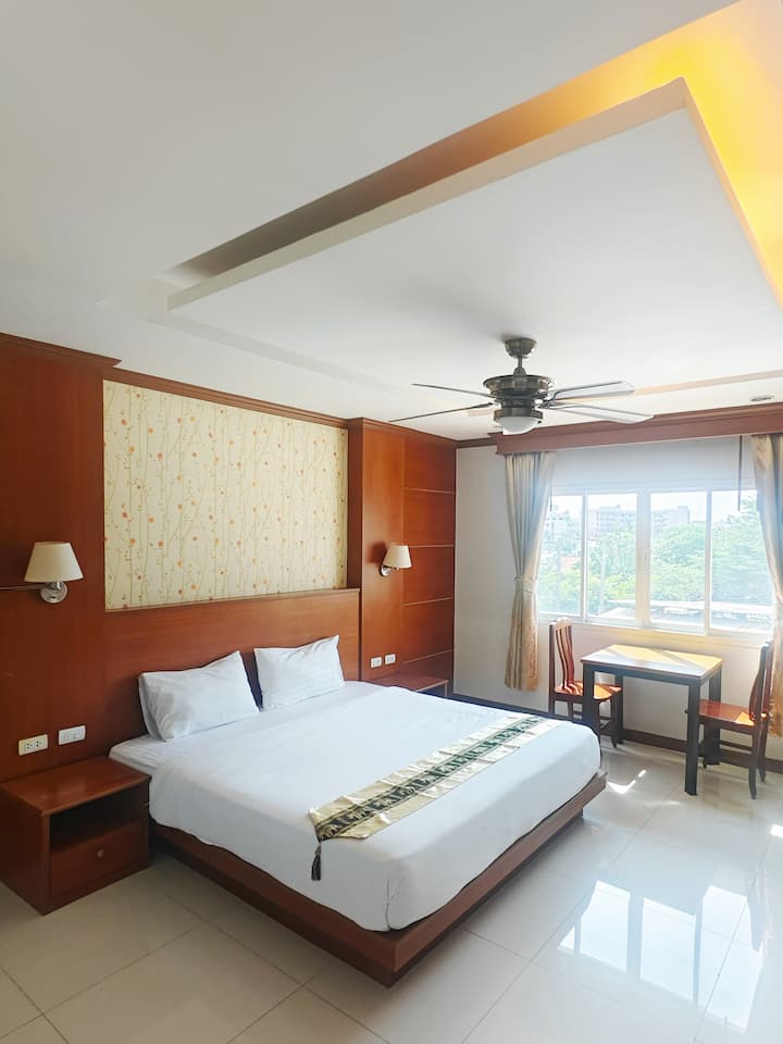 F-deluxe Room With Window / Core Area/lift&pool - Patong Beach