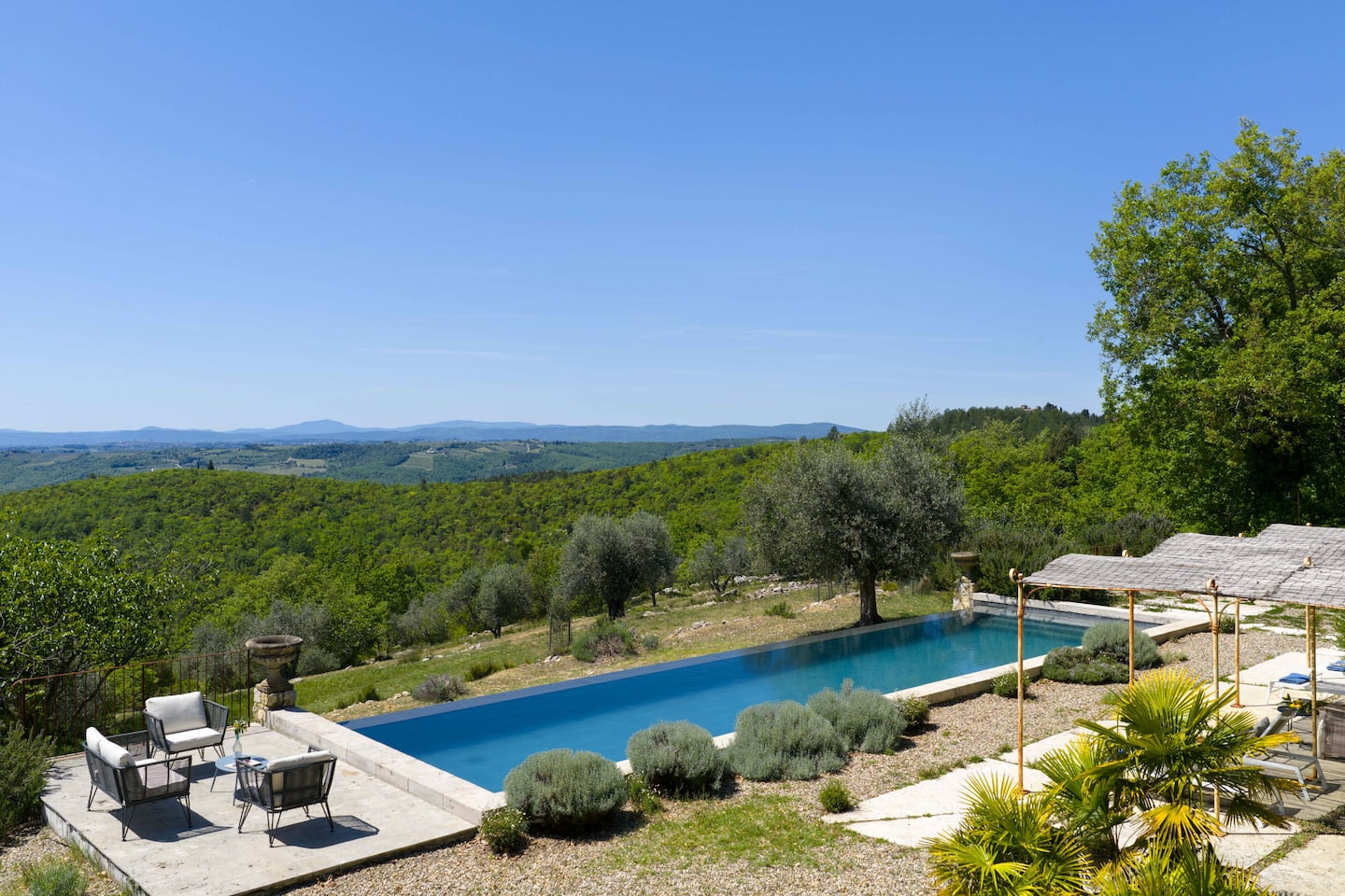 Montelodoli, two studios with an infinity pool near Gaiole in Chianti