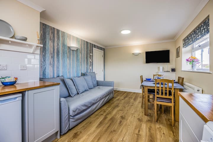 Seaside Flat Moments From Beach | Pass The Keys - Selsey