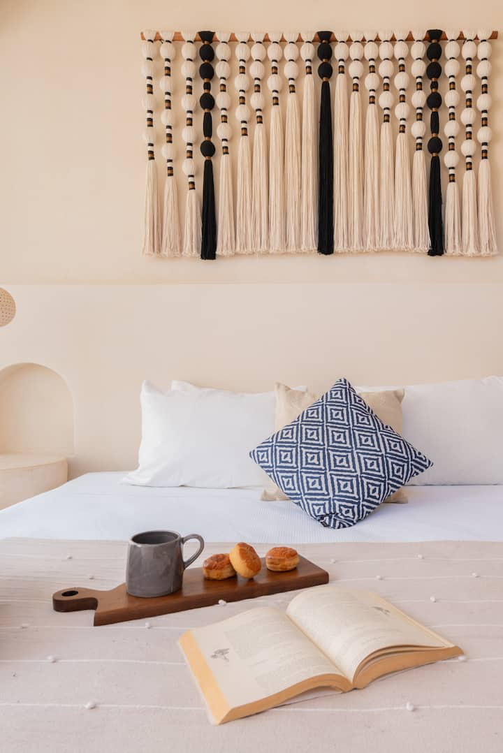 Sumérgete en una lujosa cama tamaño king rodeada de decoración artesanal, texturas suaves y tonos neutros relajantes, diseñada para noches tranquilas y reparadoras.