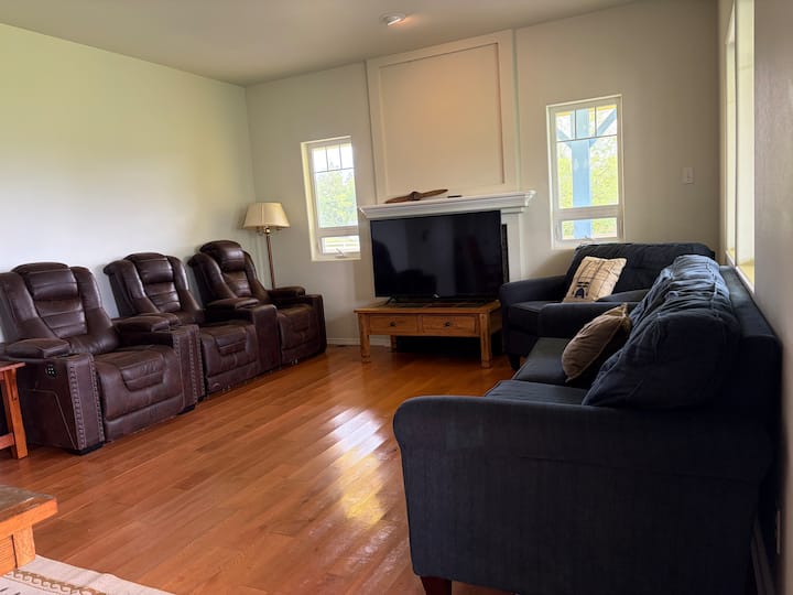 Daffodil Retreat, An Entire Home On Acre - Sequim, WA