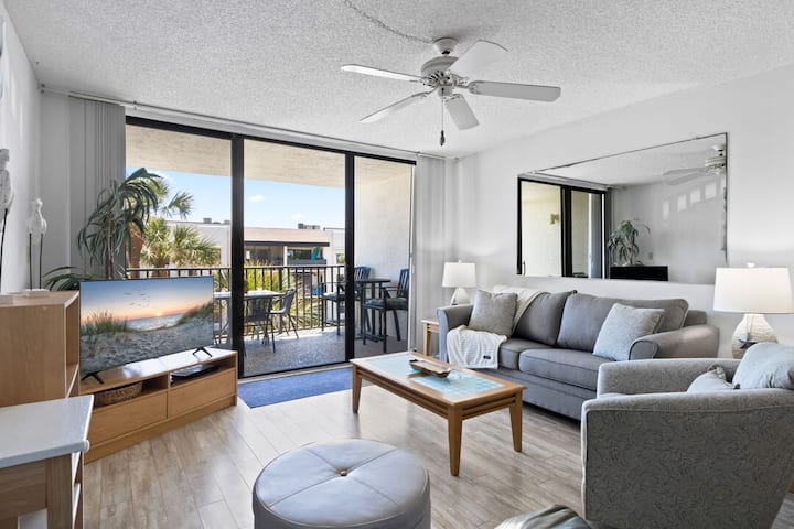 Beachy One Bedroom Condo With Pool & Hot Tub! - Cape Canaveral, FL