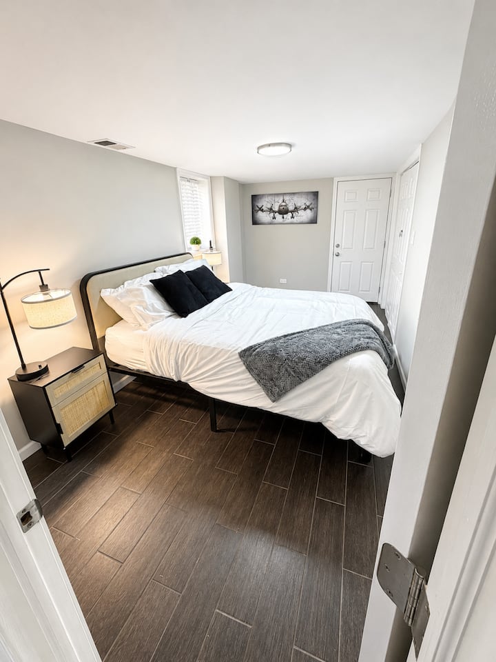Dormitorio tamaño queen en el sótano