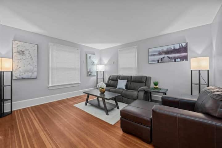 Modern Upstairs Apt Near Downtown Davenport - 대븐포트