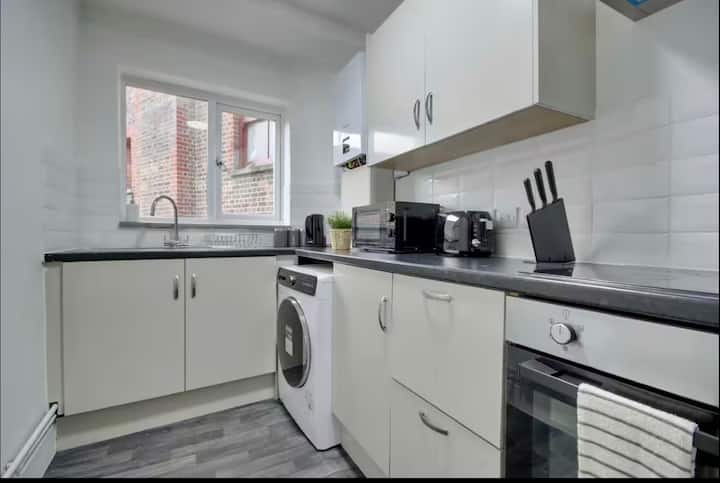 The Albert Retreat | Stylish 2br Near Seafront - Southsea
