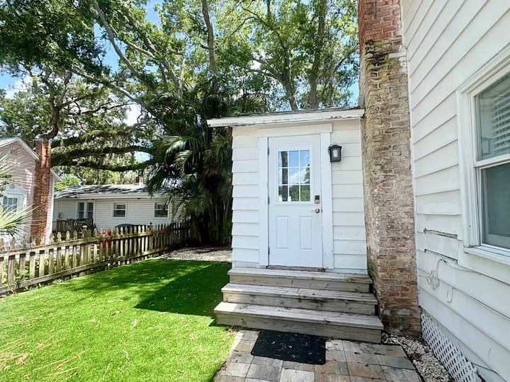 Charming Bungalow | Steps To Main Street | Dog Fri - Safety Harbor, FL