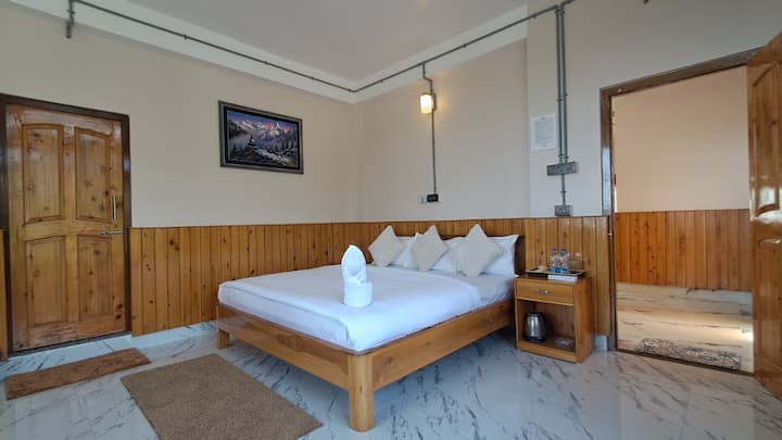 Red Cherry Nokdara King Bed With Kanchenjunga View - Lava