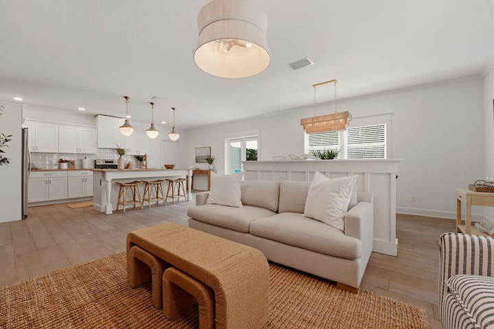 Stay On Pine Ave | Beach Days + Sunset Walks - Anna Maria, FL