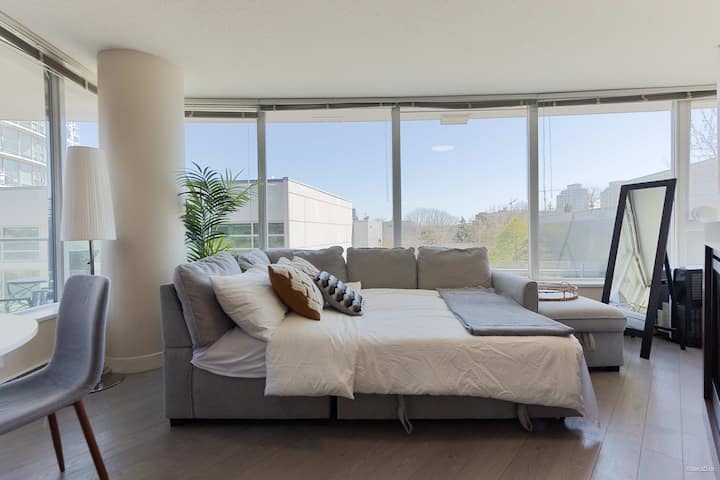 Stylish 2br Den Oasis|near Bc Place|2 Free Parking - Vancouver