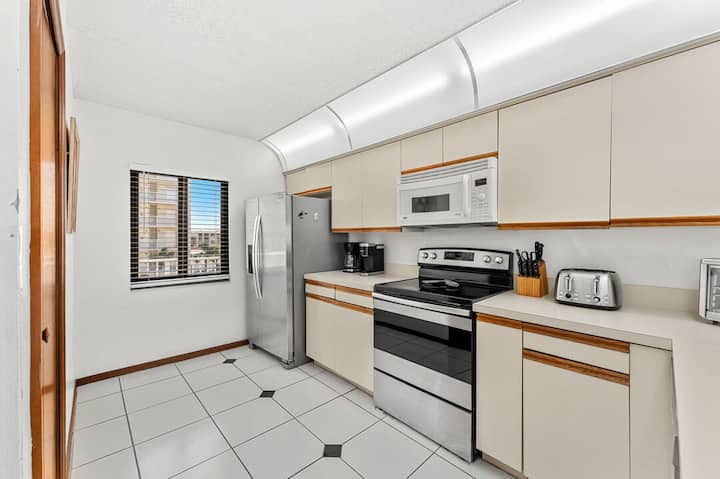 Cocoa Beach Condo W/ Balcony, Pool & Hot Tub! - Cocoa Beach, FL