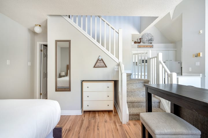 Black Diamond Retreat | Pool, Hot Tub & Shuttle - Thornbury