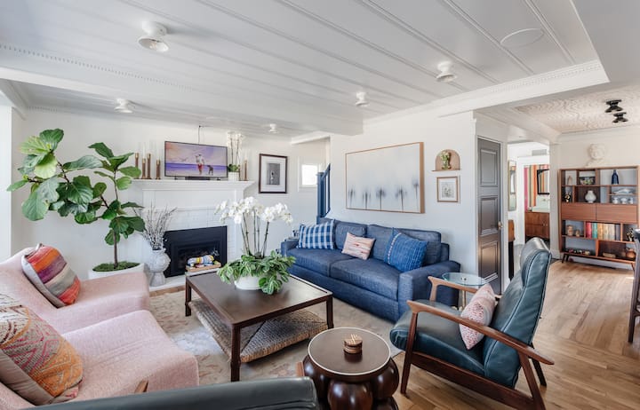 Oceanfront 4 Bedroom Designer-renovated W/ Parking - Hermosa Beach, CA