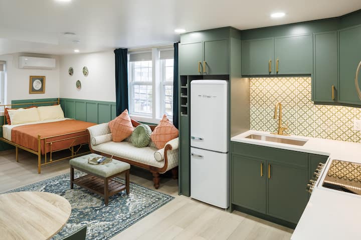 Green Gables Suite - Studio In Downtown - 샬럿타운