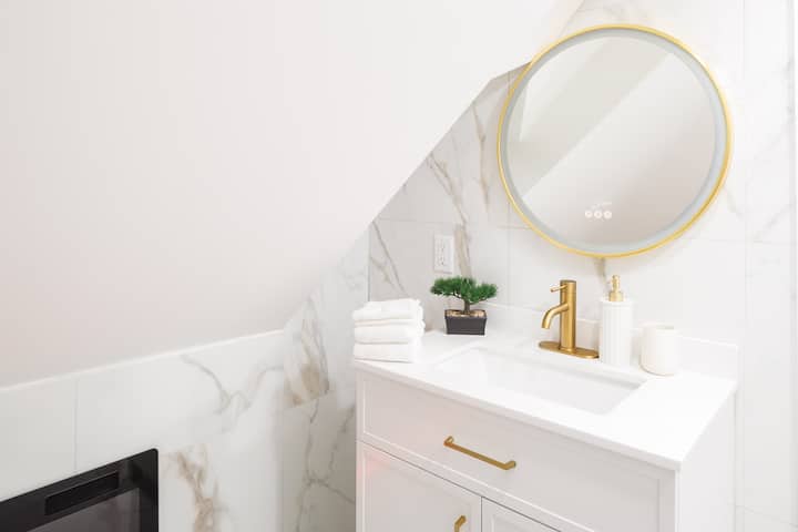 Luxury Studio Downtown With Soaking Tub - Charlottetown