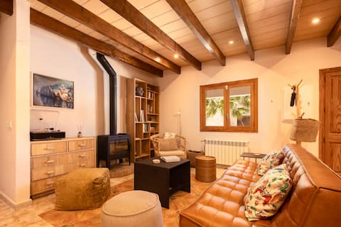 Airbnb con mejor rendimiento: Luxury villa with heated pool & BBQ, walk to town en Illes Balears
