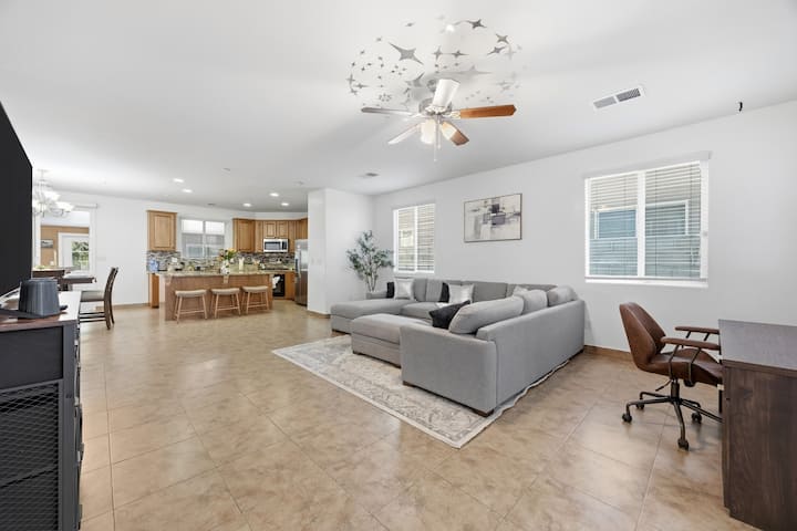 Spacious Group Stay W/ Dual Kitchens - Bakersfield, CA