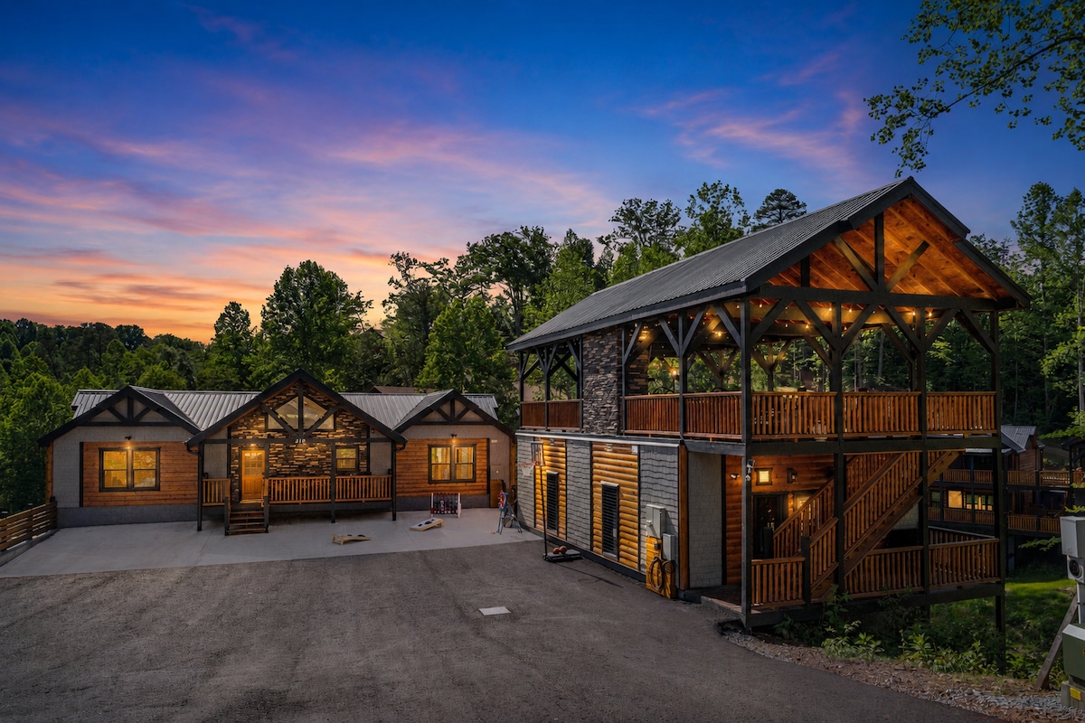 Sleeps 36 | Pool - Pickleball - Hot Tub - Games!