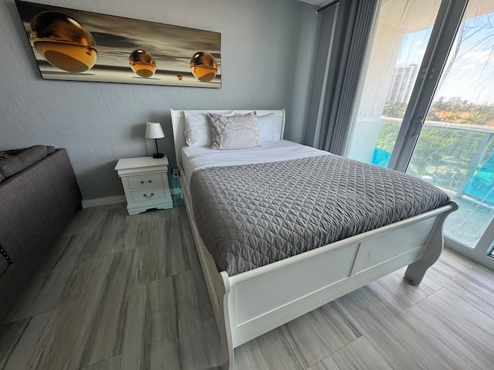 Bright 1 Bedroom Near Beach & Shops - Sunny Isles Beach