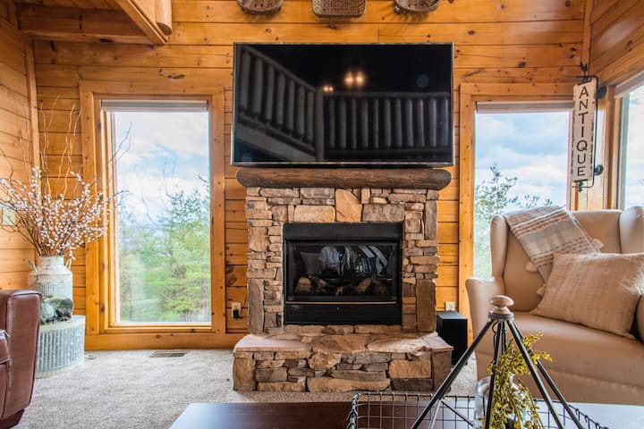 50 Mile View Cabin For 2! Pool Hot Tub Wifi - Townsend, TN
