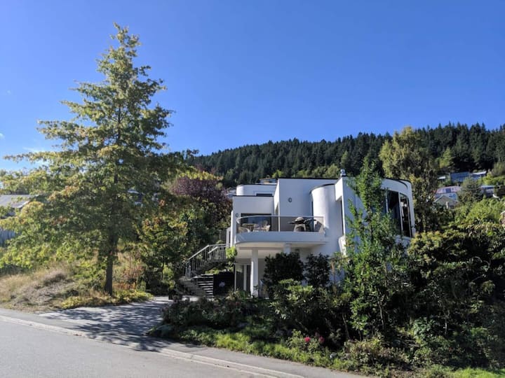 Curve  Quiet Hillside Home, Walk To Queenstown - ニュージーランド クイーンズタウン