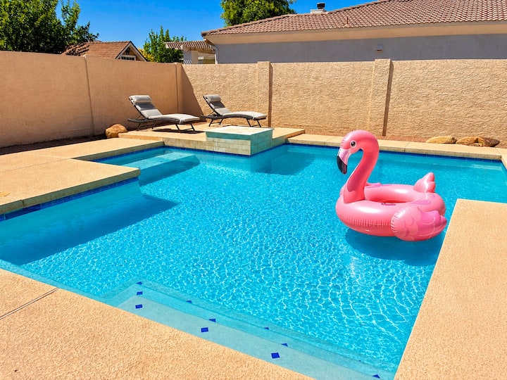 80s Nostalgia Retreat | Private Pool & Backyard - 메사